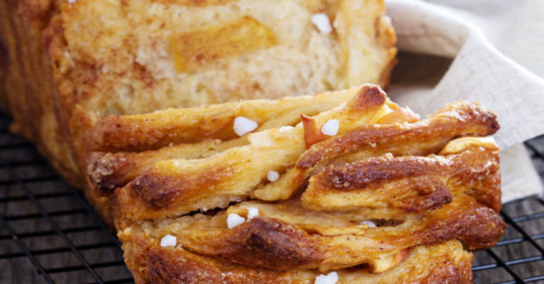 Mmmmm, This Recipe For Cinnamon Apple Strudel Pull-Apart Bread Is Our New Favorite!