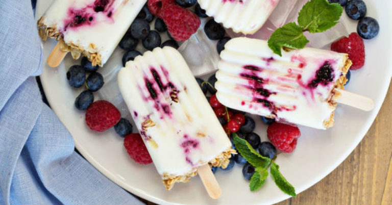 Low-Fat Recipe: Blueberry Yogurt & Granola Popsicles