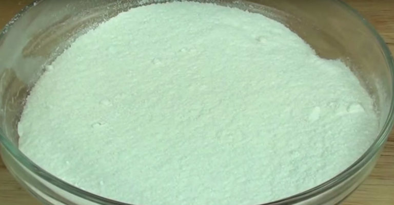 Forget Yet Another Trip To The Store – Just Make Your Own Powdered Sugar!