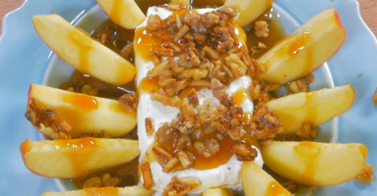 If You Love Old-Fashioned Caramel Apples, You’re Sure To Love This Easy Dip!!