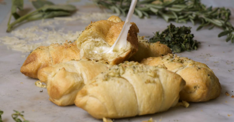 These Cheesy Rolls Are Crazy Good And Ridiculously Easy To Make – Perfect For Entertaining!