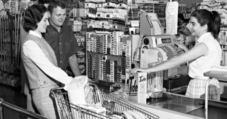 21 Strangely Enchanting Grocery Store Photos from the Old Days