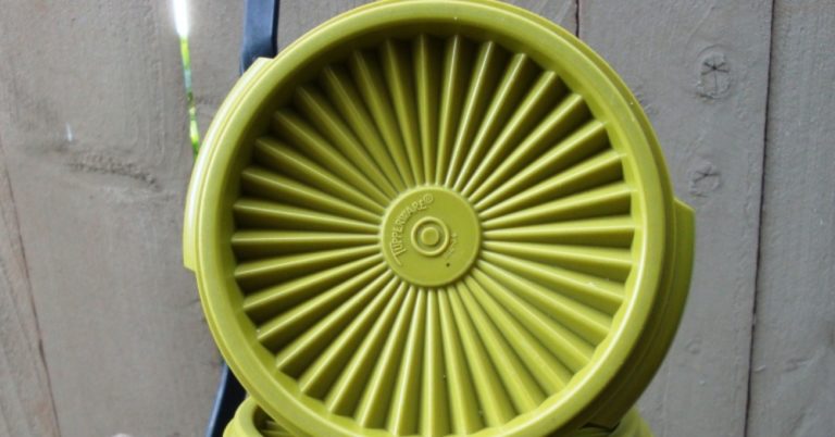 8 Styles Of Vintage Tupperware And What They’re Worth Today