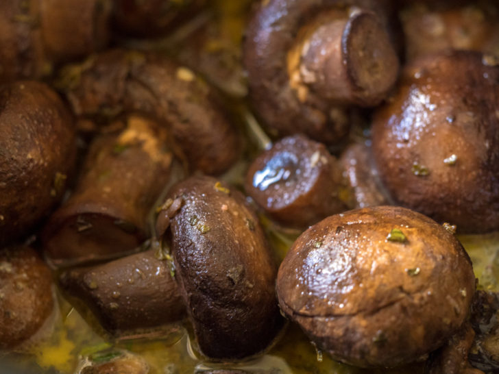 https://cdn.greatlifepublishing.net/wp-content/uploads/sites/2/2017/07/22105739/Slow-Cooker-Garlic-and-Herb-Butter-Mushrooms-Horizontal-5-728x546.jpg