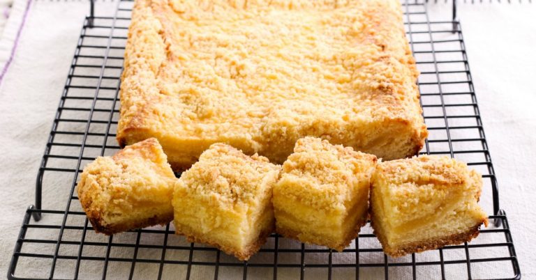 Creamy Churro Crumble Bars