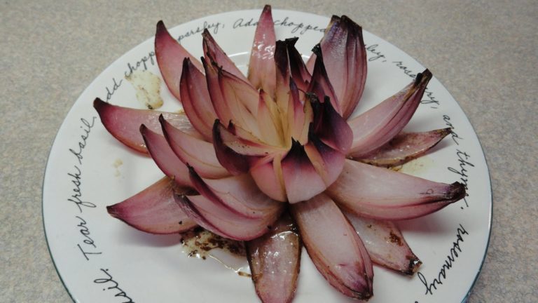 Onion Flower Appetizer Only Requires 3 Ingredients and Comes Out Looking Impressive