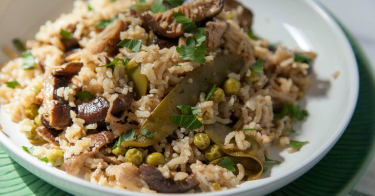 One Skillet Chicken With Rice, Mushrooms And Peas