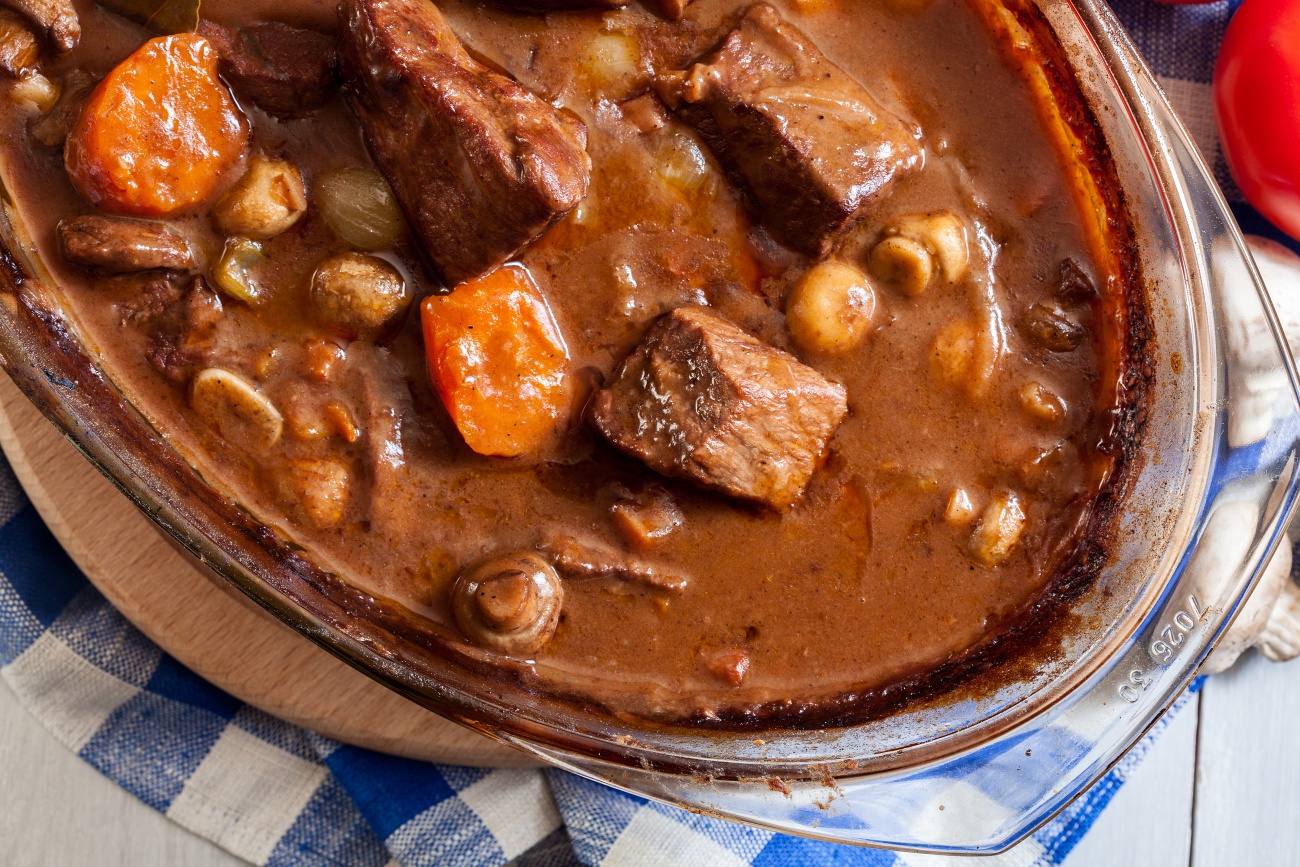 The only thing missing from a classic Beef Bourguignon recipe is delicious  smoke flavour!🔥😍 We had to add a smokey spin to traditional…