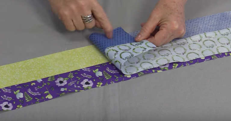 This Looks Like A Mitered Quilt, But It’s Actually So Much Easier!