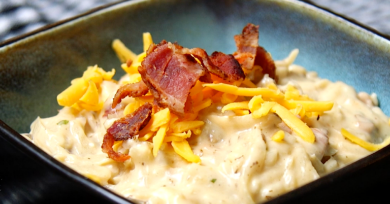 Slow Cooker Bacon and Cream Cheese Potato Soup