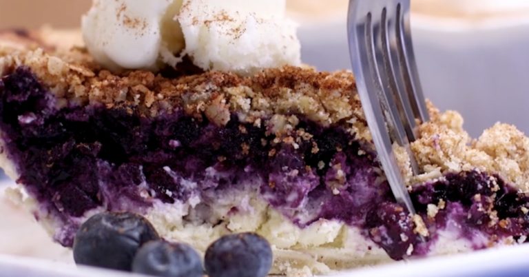 Blueberry Crumble Cheesecake Pie