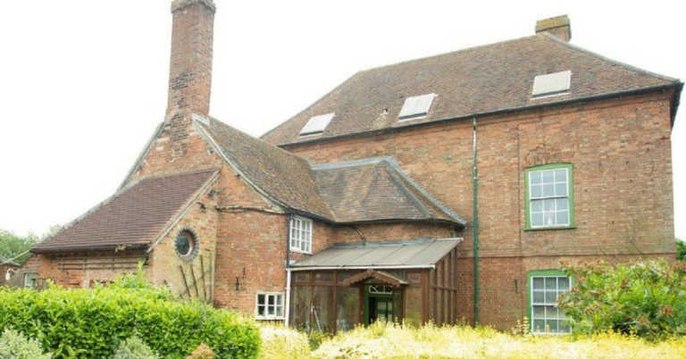 2 Siblings Live In Old House For 70 Years And Then A Stranger Goes Inside To Find It Untouched