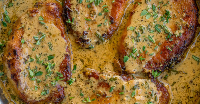 Garlic and Herbed Wine Sauce Pork Chop Skillet
