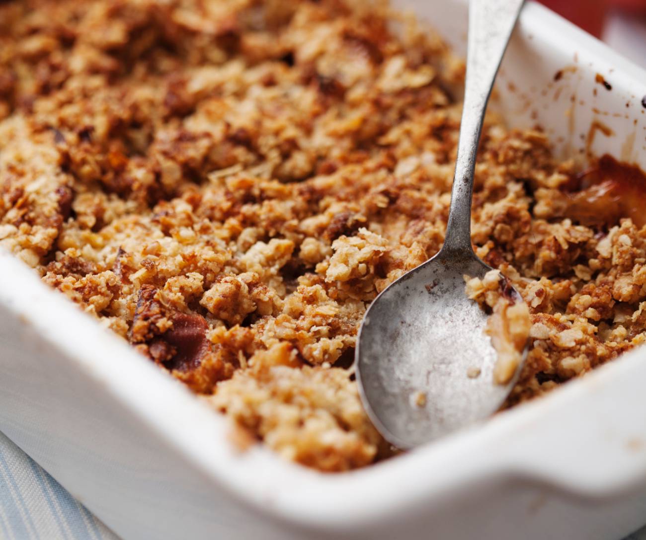 https://cdn.greatlifepublishing.net/wp-content/uploads/sites/2/2018/10/22021633/Apple-Crumble.jpg