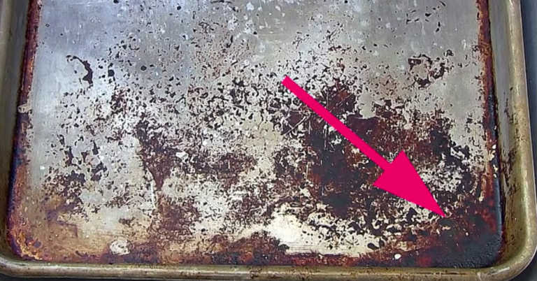 Do Your Cookie Sheets Look Like This? Make Them Look Good As New With This One Trick!
