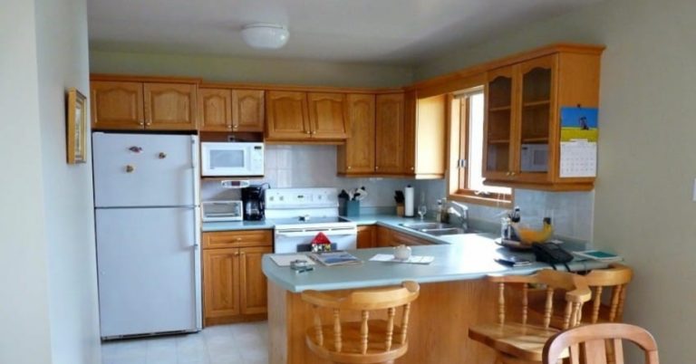 Woman Uses 1950s Turquoise Pyrex Dishes To Transform Her Boring Kitchen
