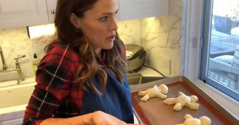 Jennifer Garner’s New “Pretend Cooking Show” Is A Must-Watch.