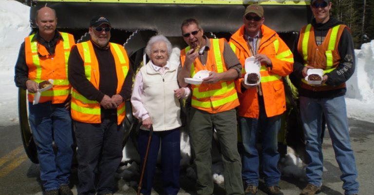 Tootsie ‘The Cinnamon Roll Lady’ Handed Out Cinnamon Rolls at Annual Highway Reopening for Over 40 Years