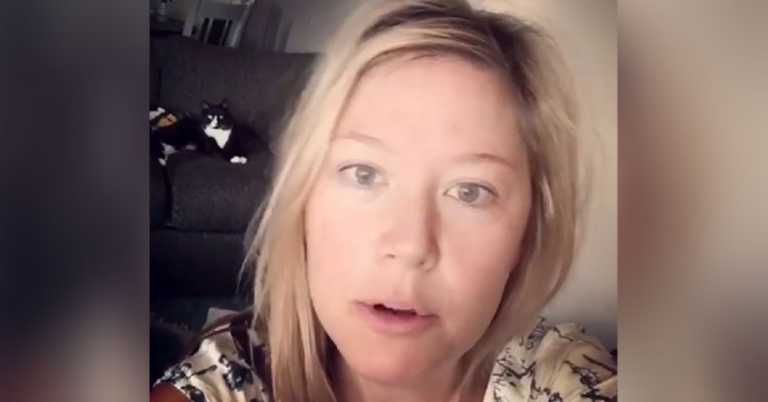 Woman’s Cat Hates Her Singing & Has Hilarious Way Of Making It Stop.