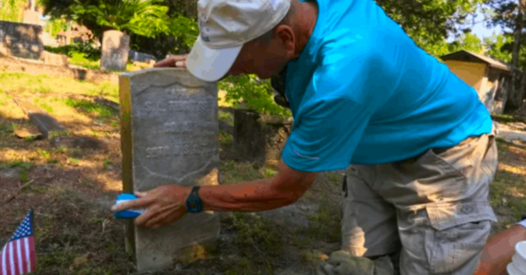 Mailman Spends One Day A Week Cleaning Headstones Of Fallen Soldiers