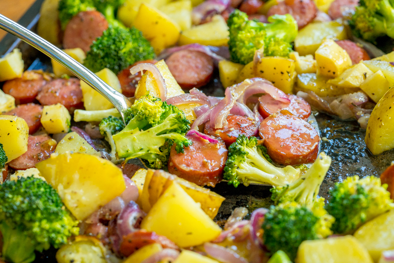 https://cdn.greatlifepublishing.net/wp-content/uploads/sites/2/2019/08/21122734/Honey-Garlic-Kielbasa-and-Veggie-Sheet-Pan-12.jpg