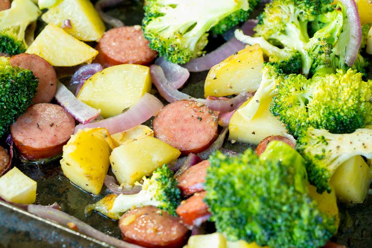 https://cdn.greatlifepublishing.net/wp-content/uploads/sites/2/2019/08/21122751/Honey-Garlic-Kielbasa-and-Veggie-Sheet-Pan-1.jpg