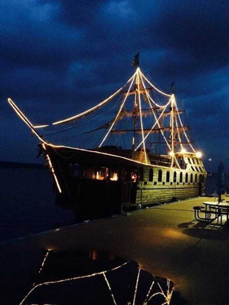 Pirate ship on the Mississippi River rents for $300 on Airbnb