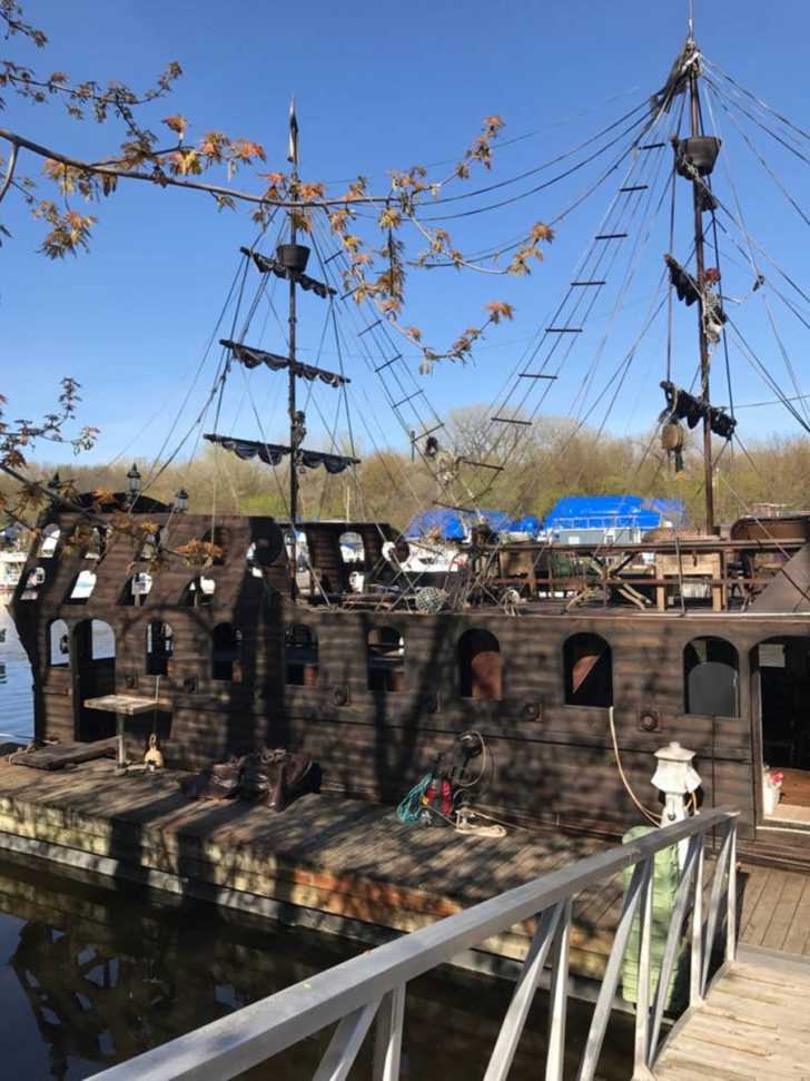 Pirate ship on the Mississippi River rents for $300 on Airbnb