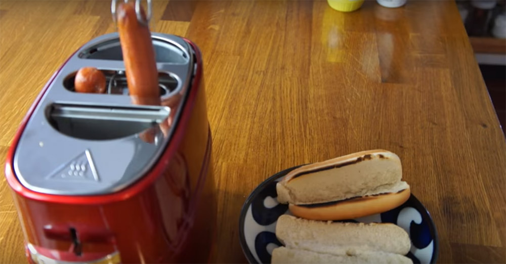 Retro Style Toaster Does the Hot Dogs and the Buns at the Same Time