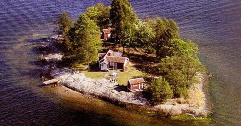 Famous Author Will Let You Stay On His Private Island For Free If He Likes Your Ideas