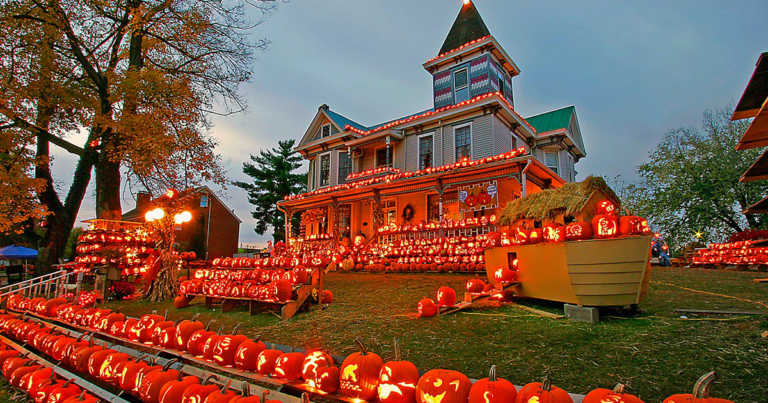 Family Decorates Their House With 3,000 Pumpkins Every Halloween