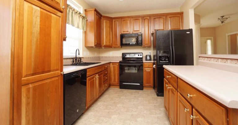 Dated Kitchen Looks Completely Unrecognizable After A $95 Makeover
