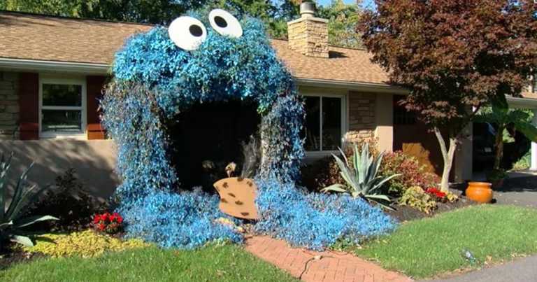 Woman Turned The Front Entrance Of Her Home Into The Cookie Monster For Halloween
