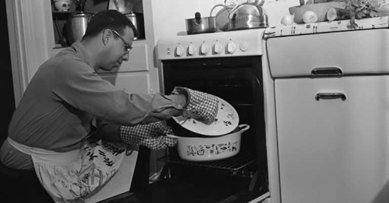 13 Rare Photos of Men Doing the Housework in the Old Days