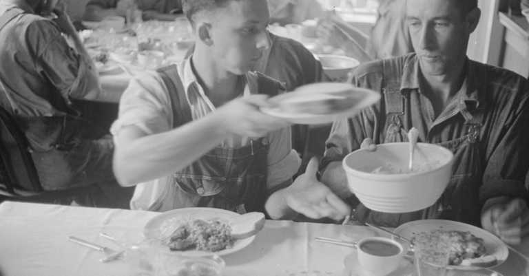 10 Rules of Etiquette That Absolutely Everyone Should Be Following