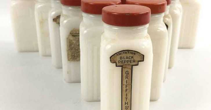 VINTAGE GRIFFITH SET OF 12 MILK GLASS SPICE JARS With Wooden Rack Red and  White