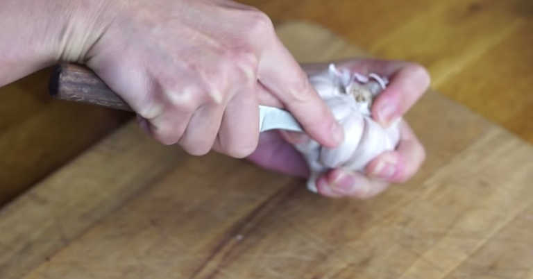The Garlic Peeling Trick Taking The Internet By Storm!