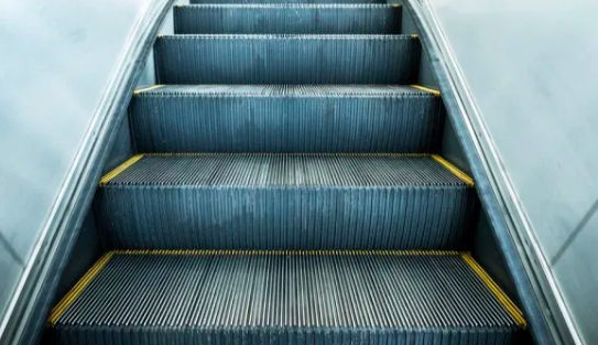 The Reason Why Escalator Stairs Are Grooved