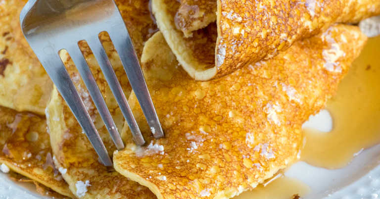 2-Ingredient Cream Cheese Pancakes