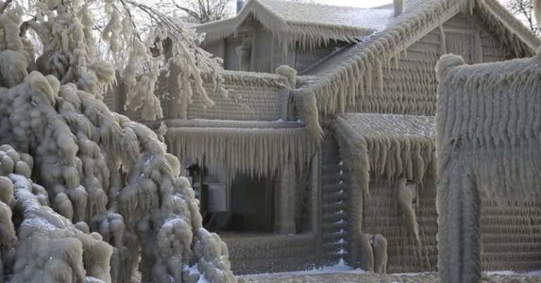 The Homes Around Lake Erie Got Covered In Ice And Turned It Into A Winter Wonderland