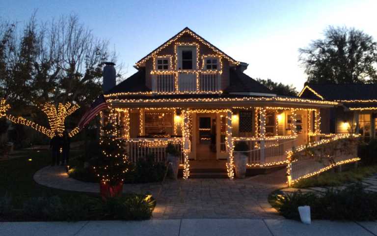 People Are Putting Up Their Christmas Lights As A Sign Of Hope Amid Coronavirus