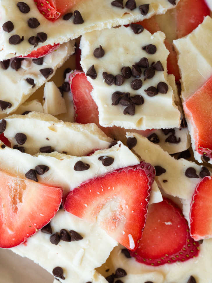 https://cdn.greatlifepublishing.net/wp-content/uploads/sites/2/2020/04/08112607/Strawberry-Chocolate-Greek-Yogurt-Bark-Vertical-9-728x970.jpg