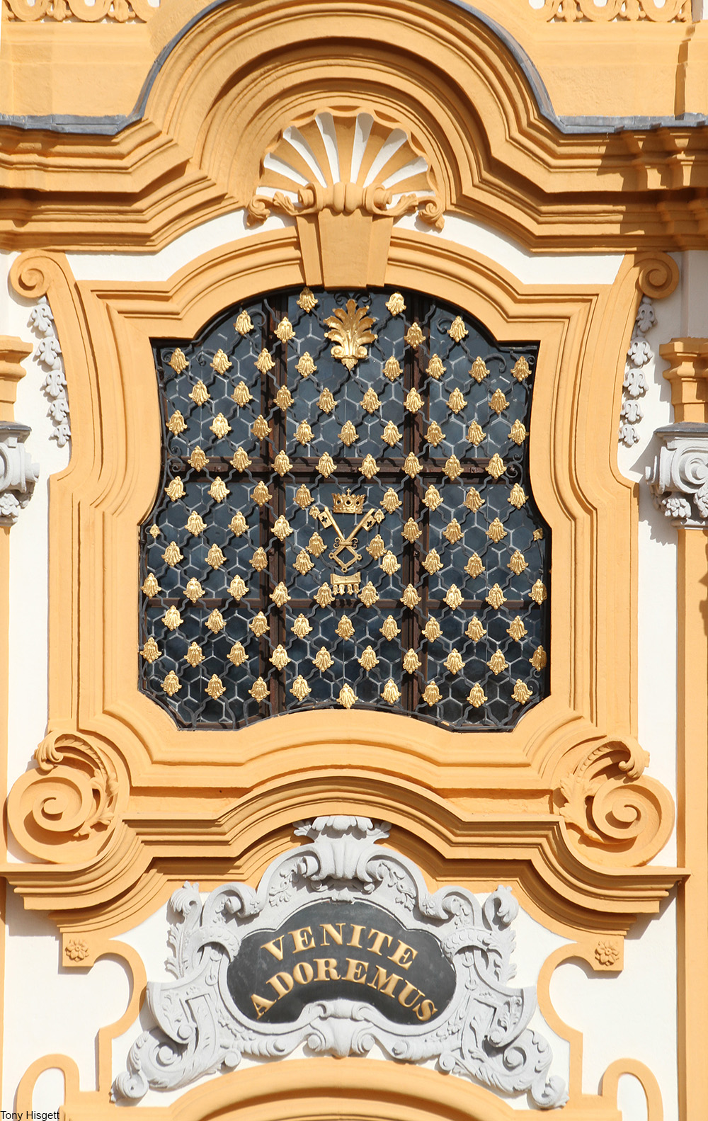 gilt sign at Melk Abbey that reads "let us worship the lord"