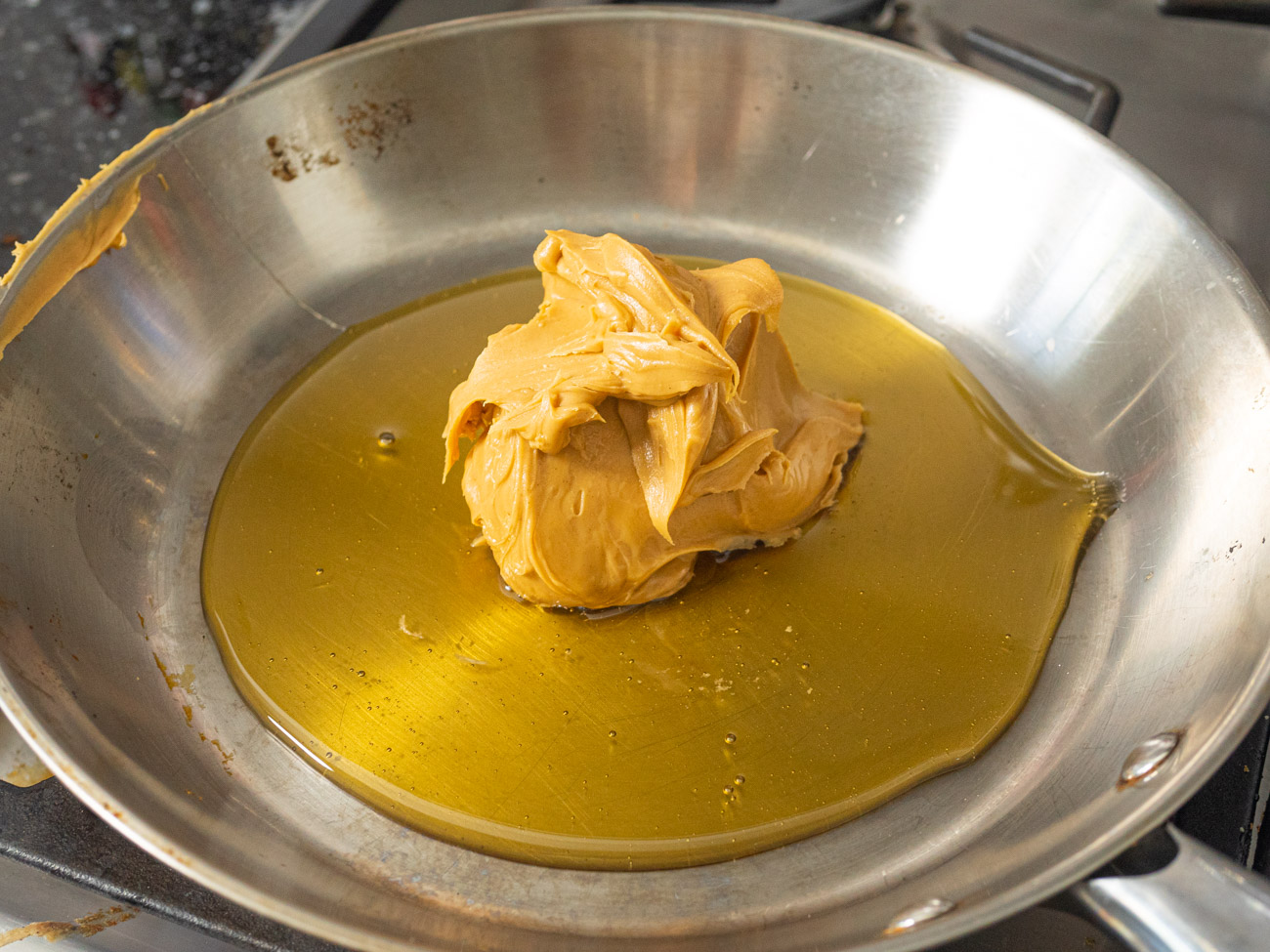 In a medium saucepan, combine the peanut butter and honey over medium heat until melted.