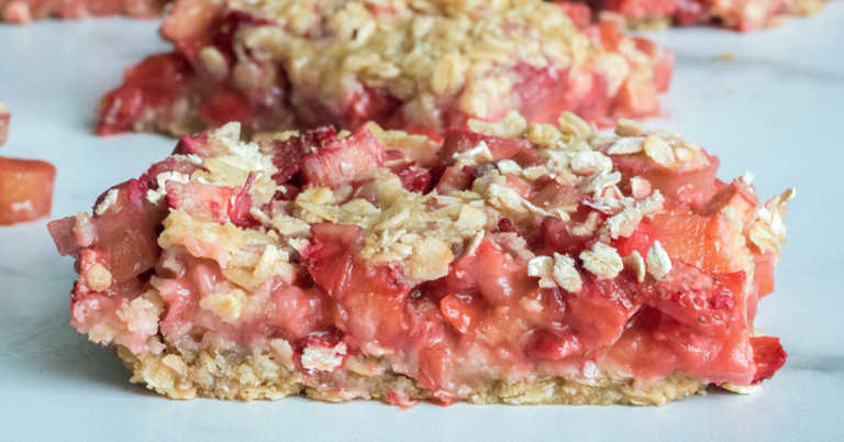 Strawberry Rhubarb Crisp Bars