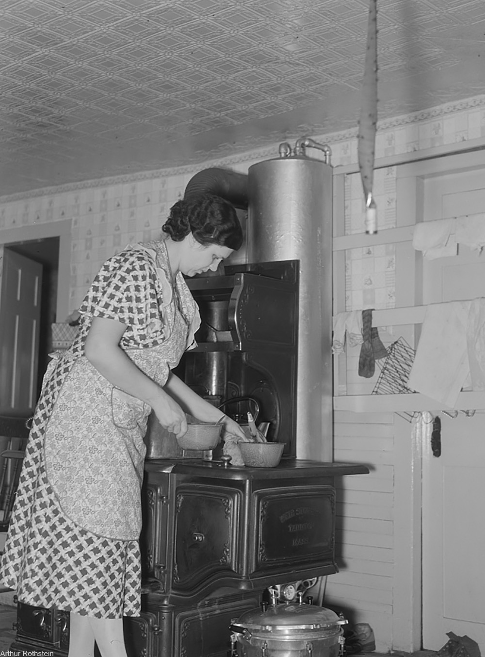 woman cooking, 1938