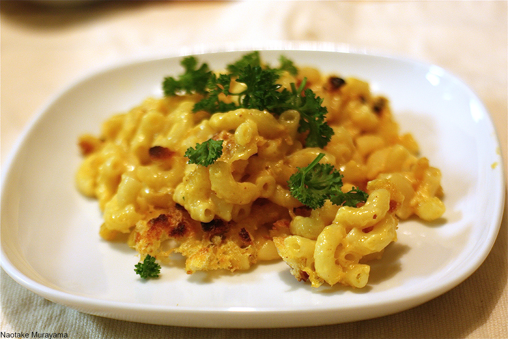 serving of macaroni and cheese with chopped parsley on top