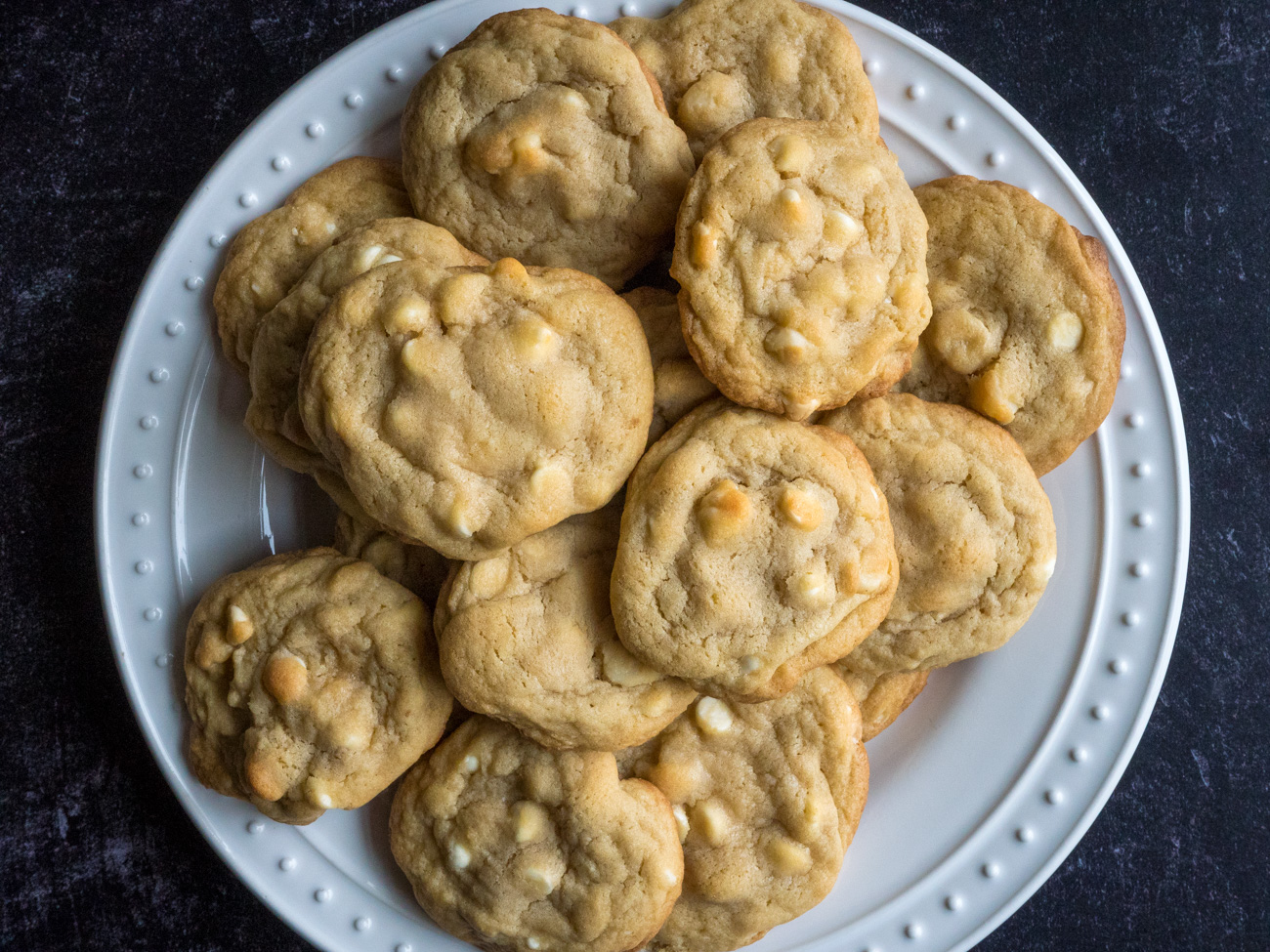 https://cdn.greatlifepublishing.net/wp-content/uploads/sites/2/2020/06/15122348/Copycat-Mrs-Fields-White-Chocolate-Macademia-Nut-Cookies-Horizontal-6.jpg