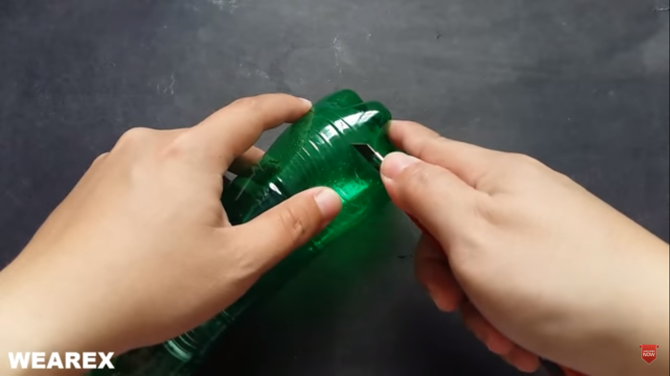 How to make an easy homemade air conditioner from a fan and water bottles