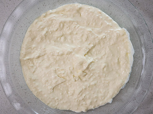 큰 그릇에 크림 치즈,사워 크림,파인애플 주스를 섞습니다. 혼합물을 파이 팬에 뿌립니다.